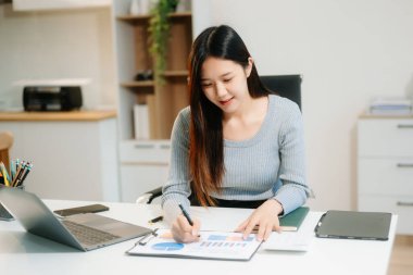 Başarılı Asyalı İş Kadını Tablet ve Bilgisayarda Finans Analizi Modern Ofis Masa Vergisi, Raporu, Muhasebe, İstatistikler ve Analitik Araştırma Konsepti