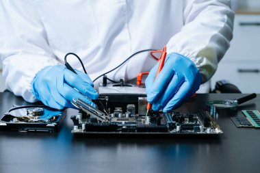 Elektronik teknisyen, elektronik mühendisliği, elektronik onarım, ölçüm ve test, onarım ve bakım kavramları. Sho 'da kontrol ve yükseltme için voltaj ölçer kullanır.