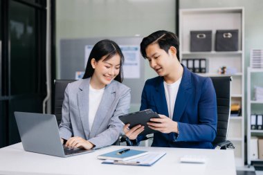 Asyalı iş adamları ofiste çalışıyor.