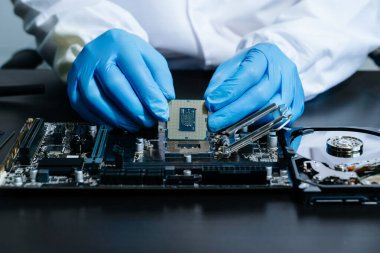 Teknisyen işlemciyi ana bilgisayarın prizine yerleştiriyor. Elektronik mühendislik, elektronik onarım, elektronik ölçüm ve test, onarım