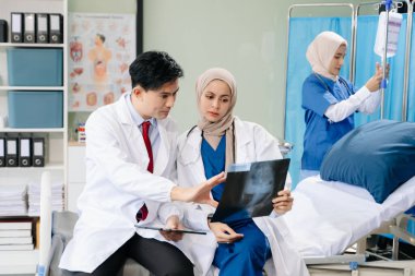Hastanede tıbbi ekip toplantısı var. Hasta röntgeni, beyin fırtınası ve planlama konseptini tartışıyorlar..
