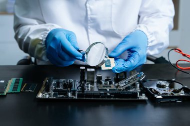Teknisyen işlemciyi ana bilgisayarın prizine yerleştiriyor. Elektronik mühendislik, elektronik onarım, elektronik ölçüm ve test, onarım