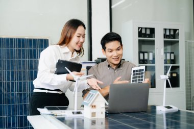 Mühendisler görevdeki güneş panelleri ve türbinleri, temiz enerji tasarımı, sürdürülebilir enerji ve yeşil bir gelecek için yenilenebilir enerji modelleri üzerinde çalışıyorlar.