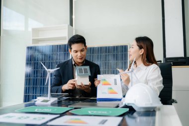 Mühendisler görevdeki güneş panelleri ve türbinleri, temiz enerji tasarımı, sürdürülebilir enerji ve yeşil bir gelecek için yenilenebilir enerji modelleri üzerinde çalışıyorlar.