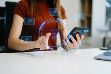 Akıllı telefon istihbaratında sohbet robotu kullanan kadın. Yapay Zeka ile sohbet, OpenAI tarafından geliştirildi. Robot çevrimiçi sistemde. Modern ofiste