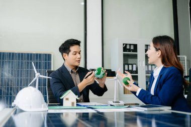Çalışma teknolojisi ve iş dünyası Net sıfır ve karbon nötr konsept için el bilgisayarı kullanmayı planlayan iş adamları. NET ZERO simgeleri ve sembolleri eko dünyasını kurtarır. yeşil enerji