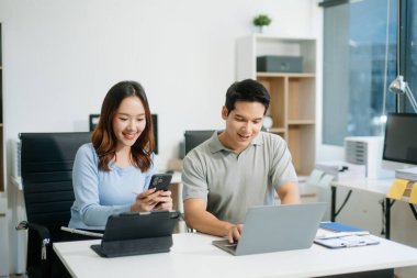 Modern ofiste birlikte çalışan başarılı iş adamlarının portresi. İş takım çalışması başlangıç konsepti