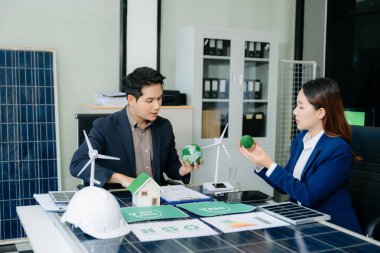 Yenilenebilir enerji mühendisleri ekibimizle son teknoloji güneş paneli bataryası konseptini kesiyoruz. Eylem araştırma tesisinde tanık işbirliği. 