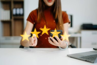 Beş yıldızı tamamlamak için müşteriler ya da müşteriler. Fotokopi alanı. Beş yıldız veriyor. Hizmet derecesi, tatmin kavramı