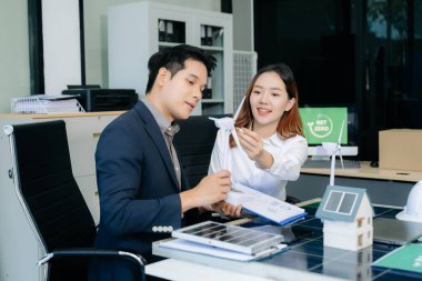 Yenilenebilir enerji mühendisleri ekibimizle son teknoloji güneş paneli bataryası konseptini kesiyoruz. Eylem araştırma tesisinde tanık işbirliği.