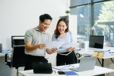 İş adamları strateji, yenilik ve akıllı şehir gelişimi konularında işbirliği yaparlar. Modern bir ofiste takım çalışması, planlama ve sürdürülebilirlik