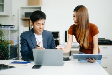 İş adamları strateji, yenilik ve akıllı şehir gelişimi konularında işbirliği yaparlar. Modern bir ofiste takım çalışması, planlama ve sürdürülebilirlik