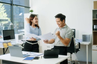 İş adamları strateji, yenilik ve akıllı şehir gelişimi konularında işbirliği yaparlar. Modern bir ofiste takım çalışması, planlama ve sürdürülebilirlik