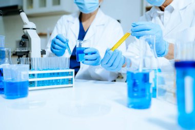 Tablet ve dizüstü bilgisayarlı bilim adamı ekibi, laboratuvar ve çevre dostu bilim. Çevrimiçi okuma ile tarım, araştırma ve bilim adamları, küresel ısınma için test örnekleri, analitik