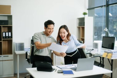 Sıkı çalışanlar konferans odasında yeni bir başlangıç projesini kazandılar.