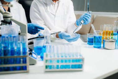 Tablet ve dizüstü bilgisayarlı bilim adamı ekibi, laboratuvar ve çevre dostu bilim. Çevrimiçi okuma ile tarım, araştırma ve bilim adamları, küresel ısınma için test örnekleri, analitik