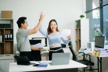 Genç Asyalı iş adamları yaratıcı iş adamları, iş arkadaşları, başarıyı kutlayan takım çalışması ve ofisteki yaratıcı tasarımı planlamada