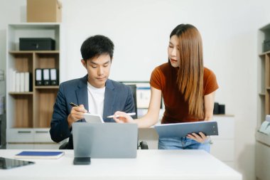 İş adamları strateji, yenilik ve akıllı şehir gelişimi konularında işbirliği yaparlar. Modern bir ofiste takım çalışması, planlama ve sürdürülebilirlik