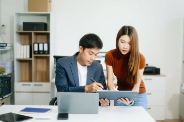 İş adamları strateji, yenilik ve akıllı şehir gelişimi konularında işbirliği yaparlar. Modern bir ofiste takım çalışması, planlama ve sürdürülebilirlik