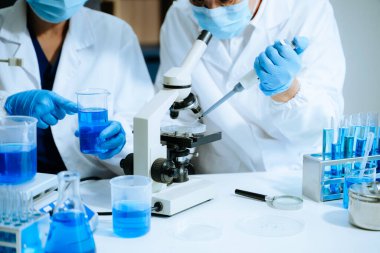 Tablet ve dizüstü bilgisayarlı bilim adamı ekibi, laboratuvar ve çevre dostu bilim. Çevrimiçi okuma ile tarım, araştırma ve bilim adamları, küresel ısınma için test örnekleri, analitik