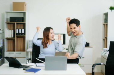 Genç Asyalı iş adamları yaratıcı iş adamları, iş arkadaşları, başarıyı kutlayan takım çalışması ve ofisteki yaratıcı tasarımı planlamada