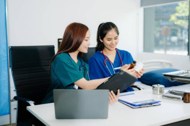 Modern bir muayenehanede hasta bakımında işbirliği yapan profesyonel doktorlar ve hemşireler. Sağlık, takım çalışması ve danışma konuları için mükemmel