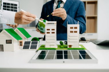 Geri dönüşüm planlayan ve tartışan iş adamları ofis toplantı odasında yeniden kullanım politikası sembolünü azalttı. Yeşil iş şirketi ve Güneş Enerjisi Çevre Kenti Kavramı