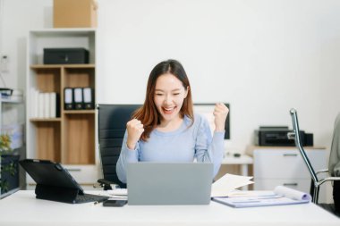 Ofiste matematik finansmanı, vergi, rapor, muhasebe, istatistik ve analitik araştırma konsepti için tablet ve dizüstü bilgisayar kullanan iş kadını