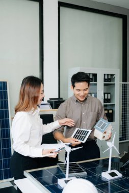 Yenilenebilir enerji mühendisleri ekibimizle son teknoloji güneş paneli bataryası konseptini kesiyoruz. Eylem araştırma tesisinde tanık işbirliği.