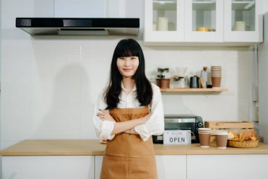 Başlangıçta başarılı küçük işletme sahibi - kafe 'de elleri çapraz duran kadın 