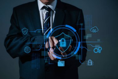 Akıllı telefon ve sanal ekran arayüzlerinde kişisel verileri koruyan adam.