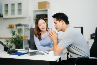 Ekonomik başarısızlıktan sonra şokta olan bir iş ekibi. İş arkadaşlarının beyin fırtınası çözümleri, kurumsal ofis ortamındaki kötü haberlere tepki