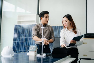 Mühendisler görevdeki güneş panelleri ve türbinleri, temiz enerji tasarımı, sürdürülebilir enerji ve yeşil bir gelecek için yenilenebilir enerji modelleri üzerinde çalışıyorlar.