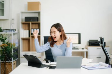 Ofiste matematik finansmanı, vergi, rapor, muhasebe, istatistik ve analitik araştırma konsepti için tablet ve dizüstü bilgisayar kullanan iş kadını