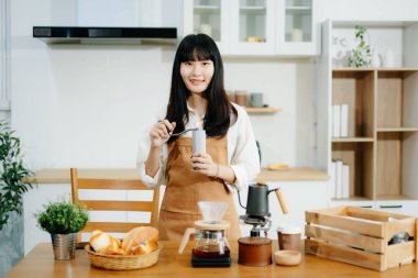 Profesyonel Asyalı kahve ustası taze espresso yapıyor. Evde ya da kafede yüksek kalite fasulyelerle rahat ve modaya uygun bir kafe deneyimi yaşayın.