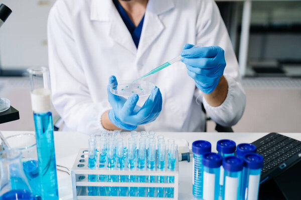 Молодой ученый проводит исследования в медицинской лаборатории