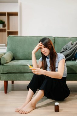 Genç Asyalı kadın grip belirtileri gösteriyor.