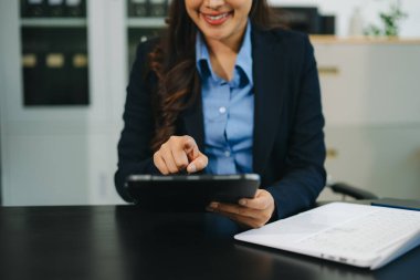 Akıllı telefon ve tablet teknolojisi kullanan bir iş kadını. Şirket, teknoloji ve modern iş görselleri için mükemmel.