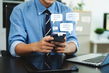 Adam Kullanıcı akıllı telefon ve tablet sohbet sohbet konuşma konuşma sohbet sohbet sosyal medya pazarlama teknolojisi konsepti için açılır. 