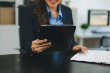 Akıllı telefon ve tablet teknolojisi kullanan bir iş kadını. Şirket, teknoloji ve modern iş görselleri için mükemmel.