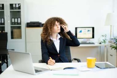 Finansal ve Pazarlama Projelerinde başarılı bir iş kadını. Yaratıcı ofiste..
