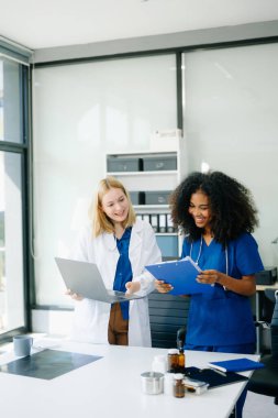  Doktorlar ve hemşireler dizüstü bilgisayarlar, panolar, sergilenen takım çalışması, modern sağlık hizmetleri kullanıyorlar. Çeşitli Sağlık Hizmetleri Uzmanları Ekibi 