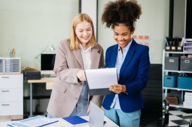 Sıkı çalışanlar, konferans odasında yeni bir başlangıç projesini kazandılar.