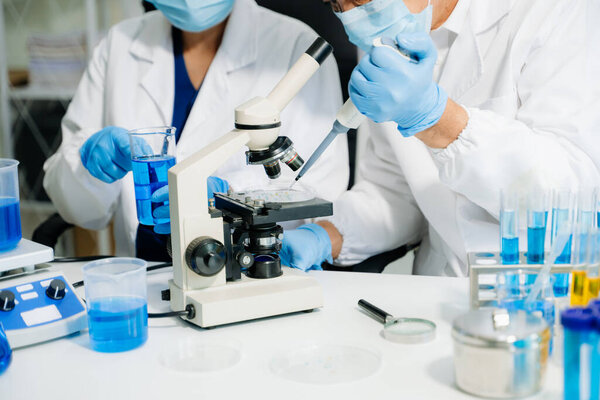 Крупный план научных исследований в области биологии Химия химический эксперимент Микроскоп вирусная колба ДНК биологической опасности в лаборатории