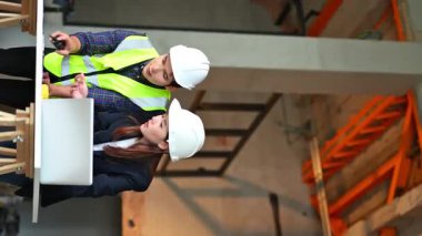 İki genç Asyalı mimar projeyi tartışıyor