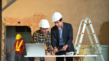 İki genç Asyalı mimar projeyi tartışıyor