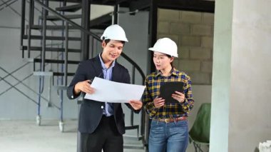 İki genç Asyalı mimar projeyi tartışıyor