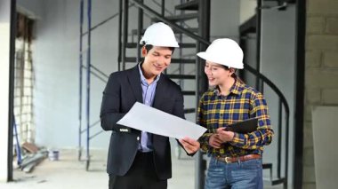 İki genç Asyalı mimar projeyi tartışıyor