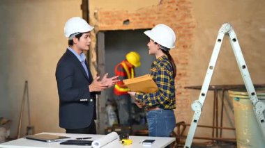 İki genç Asyalı mimar projeyi tartışıyor