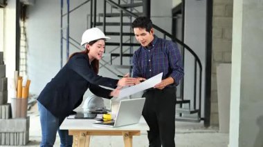 İki genç Asyalı mimar projeyi tartışıyor